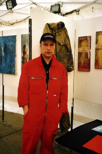 Alex Arnold - aufgenommen anlässlich der Ausstellung "Kunst im Zelt" 2001. Im Hintergrund sehen Sie meinen alten Overall an der Wand hängen. Zur Ausstellung habe ich mir einen neuen gekauft, welcher mittlerweile ebenfalls schon wieder zum Kunstwerk mutiert ist.